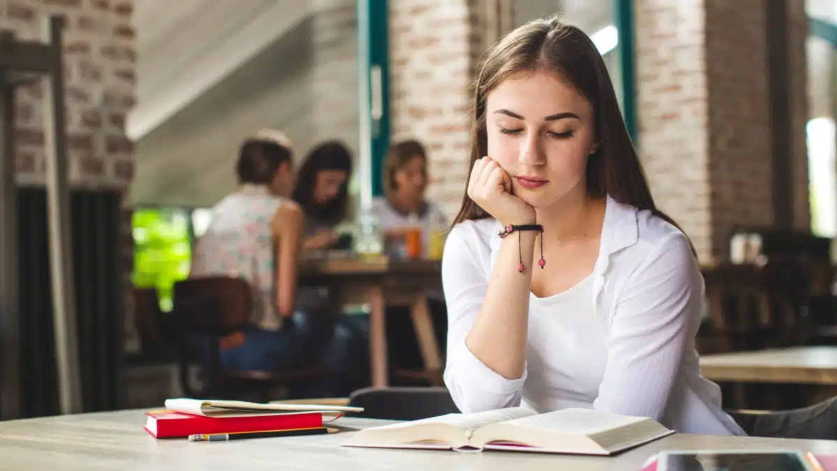 Graphic displaying the three common addiction types among college students: substance addiction, behavioral addiction, and food addiction.